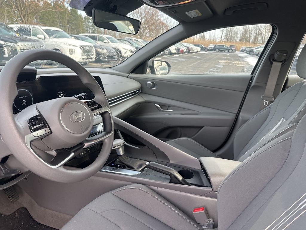 2024 Hyundai Elantra SEL photo 2