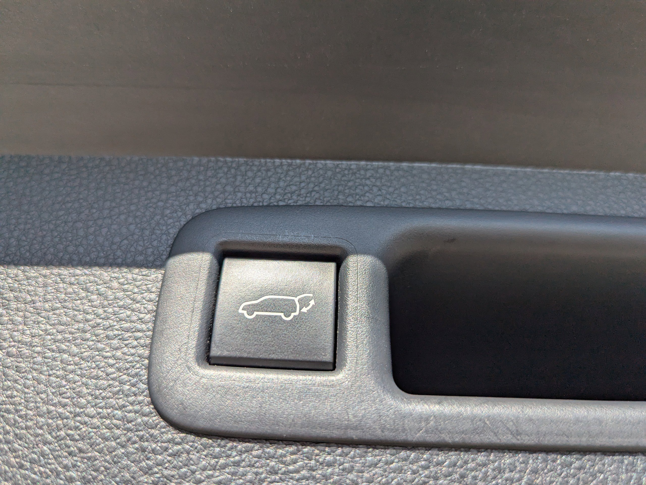2022 Toyota Highlander LE photo 11