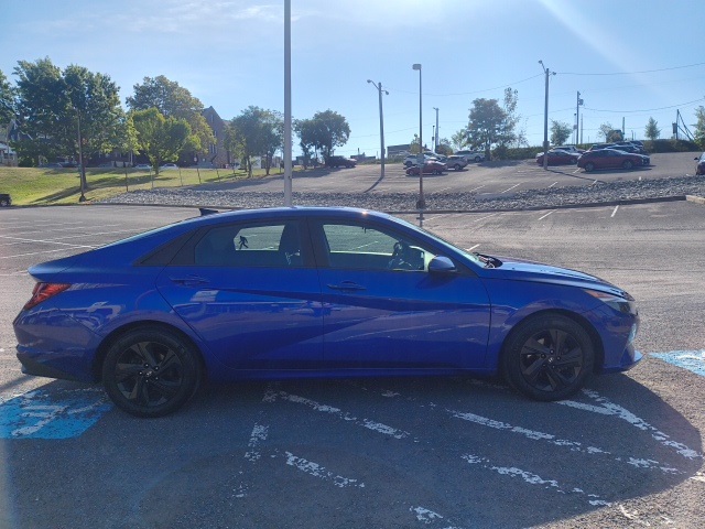 2023 Hyundai Elantra SEL photo 3