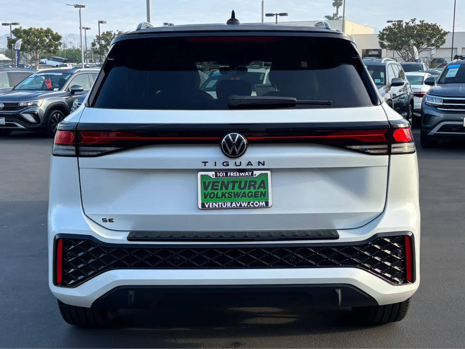 2025 Volkswagen Tiguan SE R-Line Black photo 2