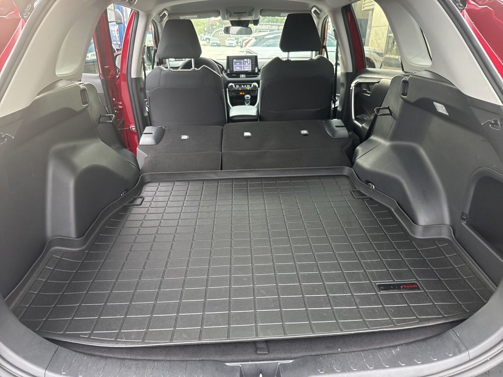 2020 Toyota RAV4 Hybrid LE photo 11