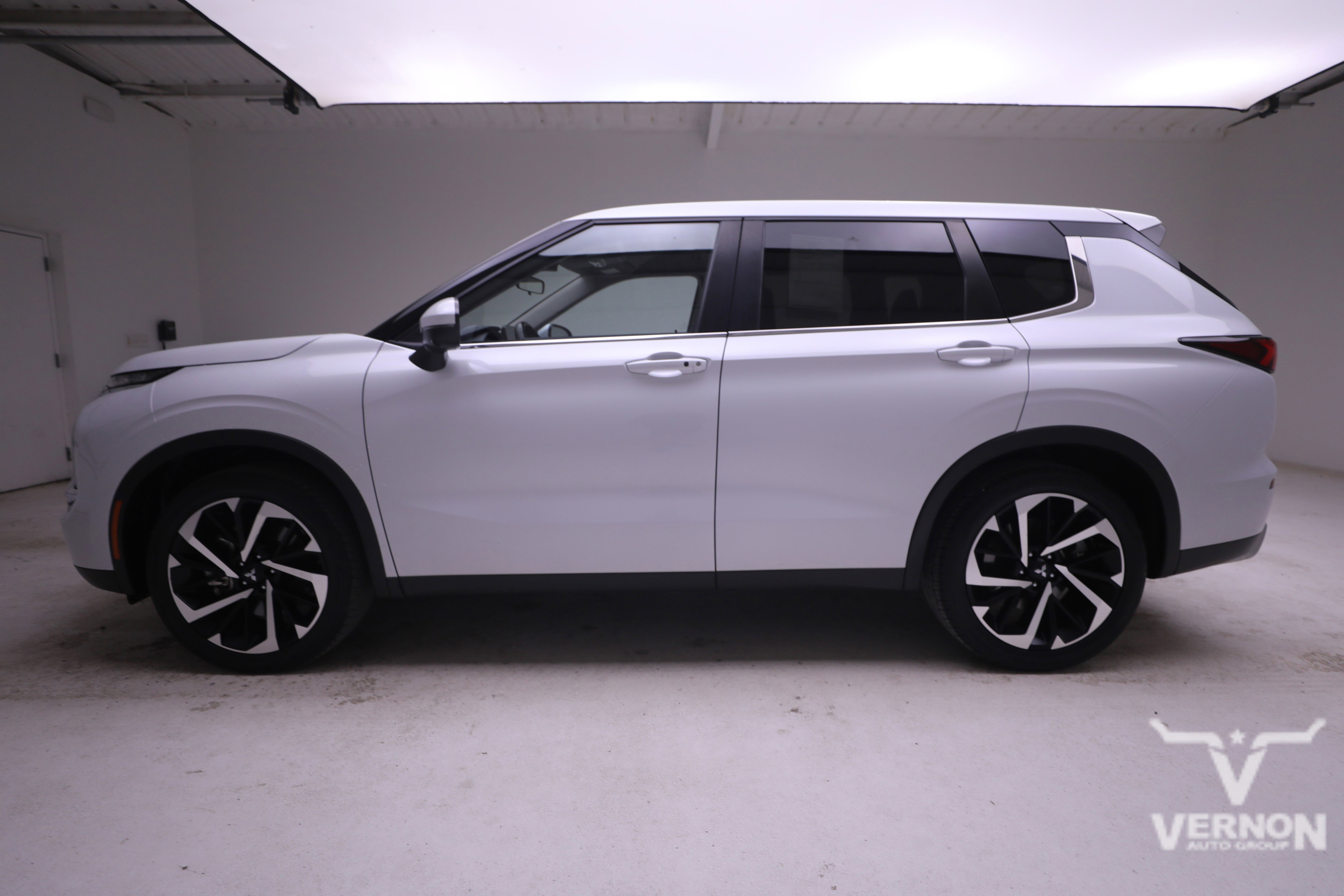 2024 Mitsubishi Outlander SE photo 2
