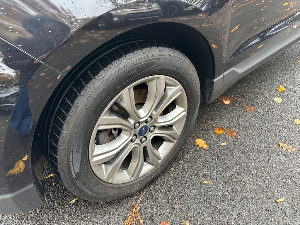 2019 Ford Edge Titanium photo 2