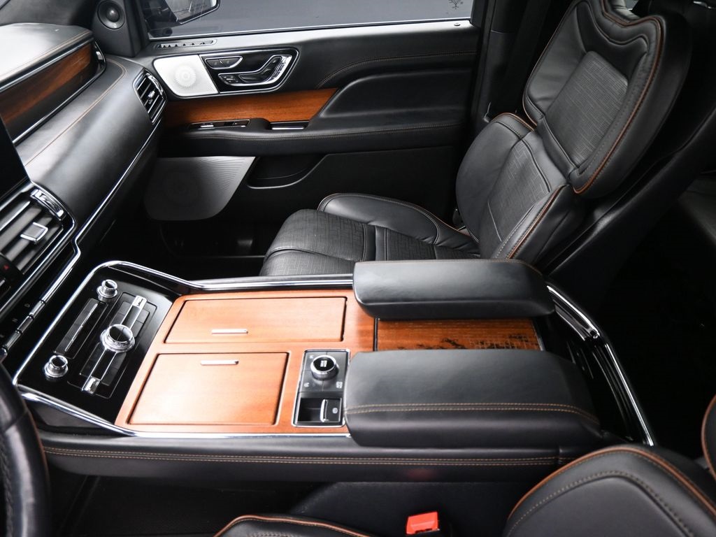 2023 Lincoln Navigator Black Label photo 2
