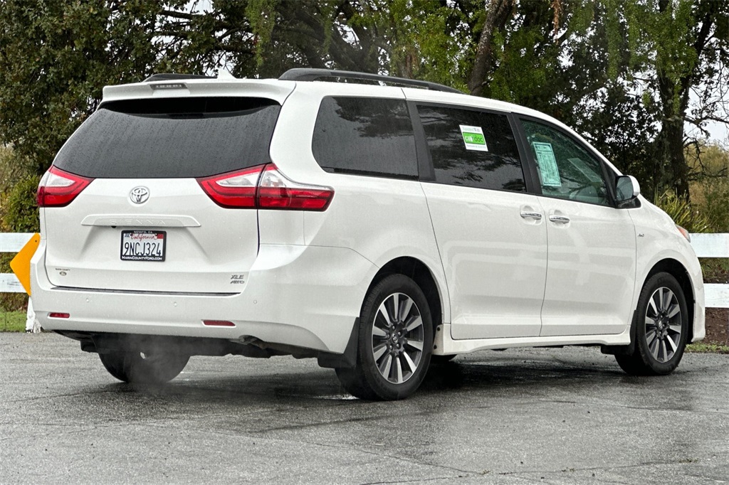 2019 Toyota Sienna XLE photo 4