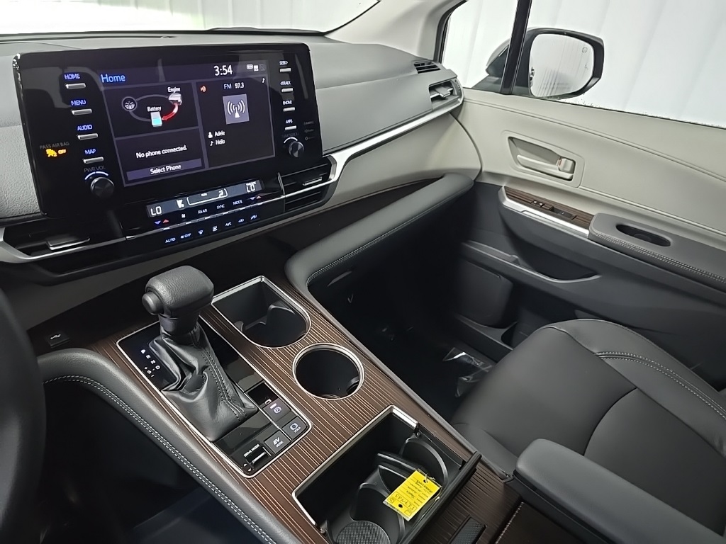 2021 Toyota Sienna LE photo 24