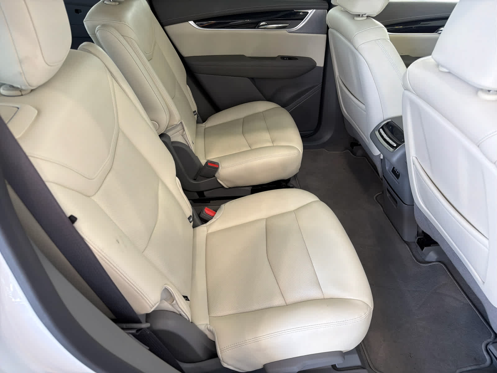 2025 Cadillac XT6 Premium Luxury photo 3