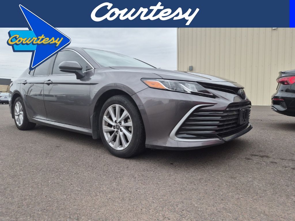 2023 Toyota Camry LE's photo