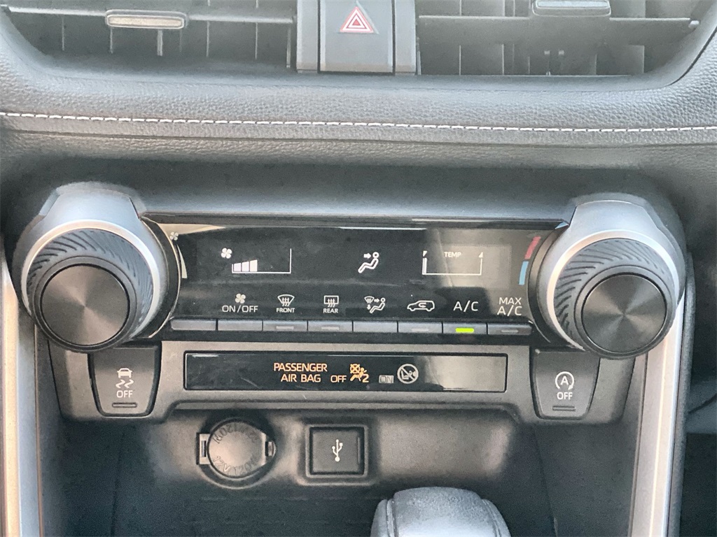 2022 Toyota RAV4 LE photo 16