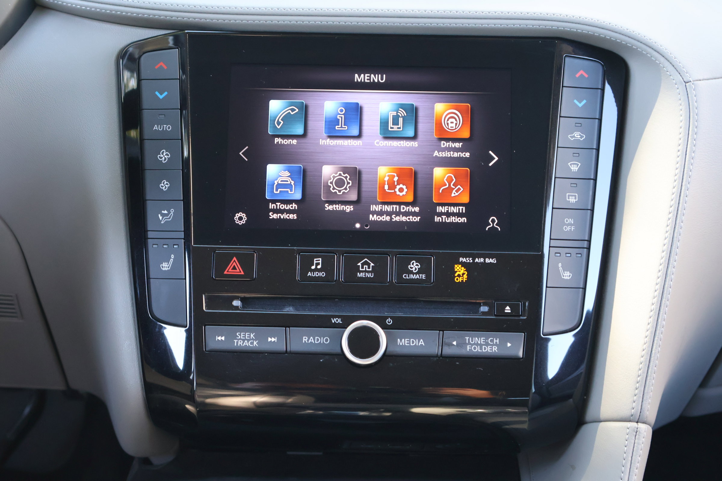 2023 Infiniti QX50 Luxe photo 3