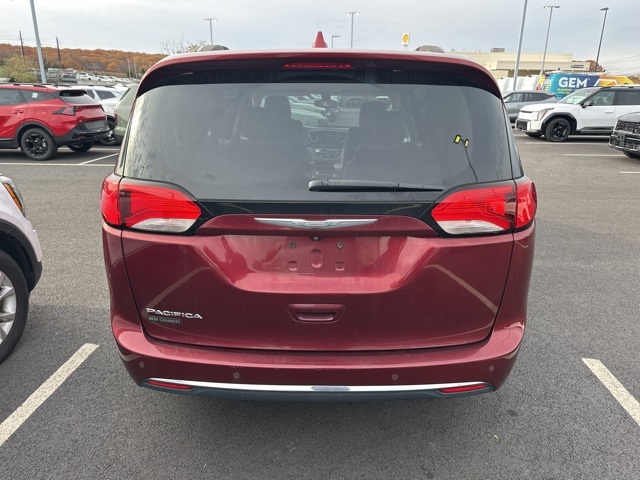 2017 Chrysler Pacifica Touring L photo 2