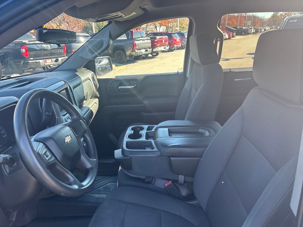 2020 Chevrolet Silverado 1500 Custom photo 2