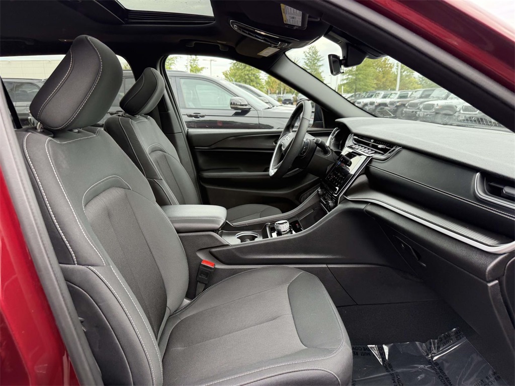 2025 Jeep Grand Cherokee Laredo photo 12