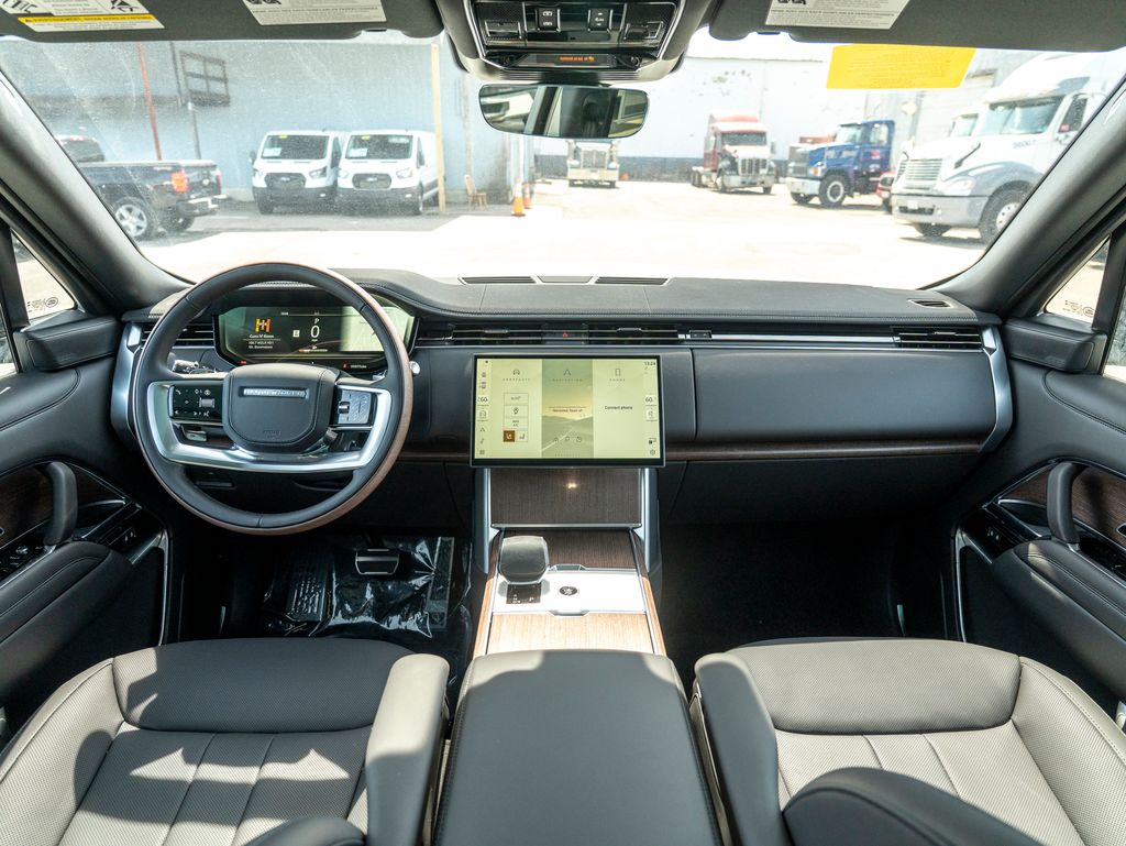 2025 Land Rover Range Rover SE photo 16