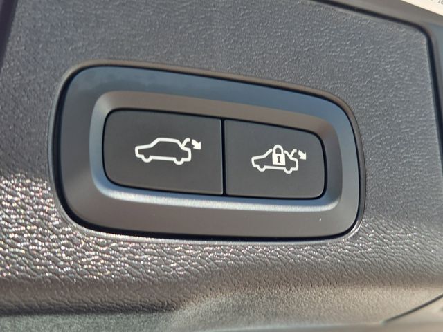 2025 Volvo XC60 B5 Plus photo 12