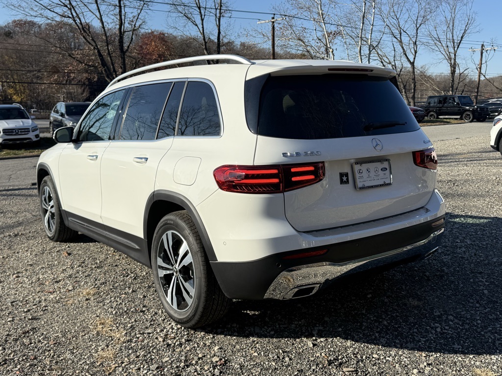 2026 Mercedes Benz GLB 250 4MATIC photo 4