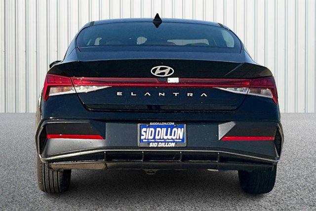 2025 Hyundai Elantra SEL Convenience photo 4