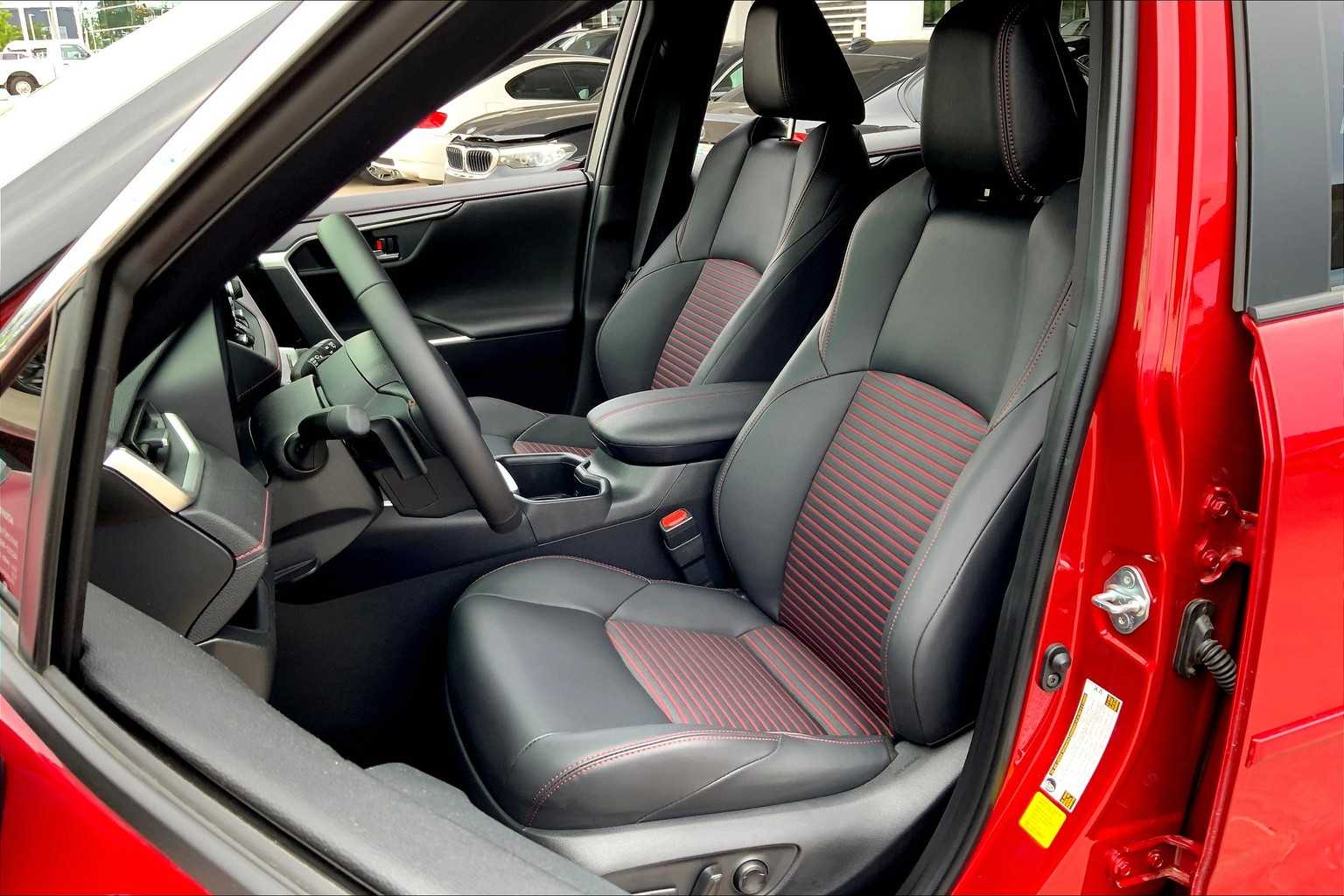 2025 Toyota RAV4 Hybrid XSE photo 13