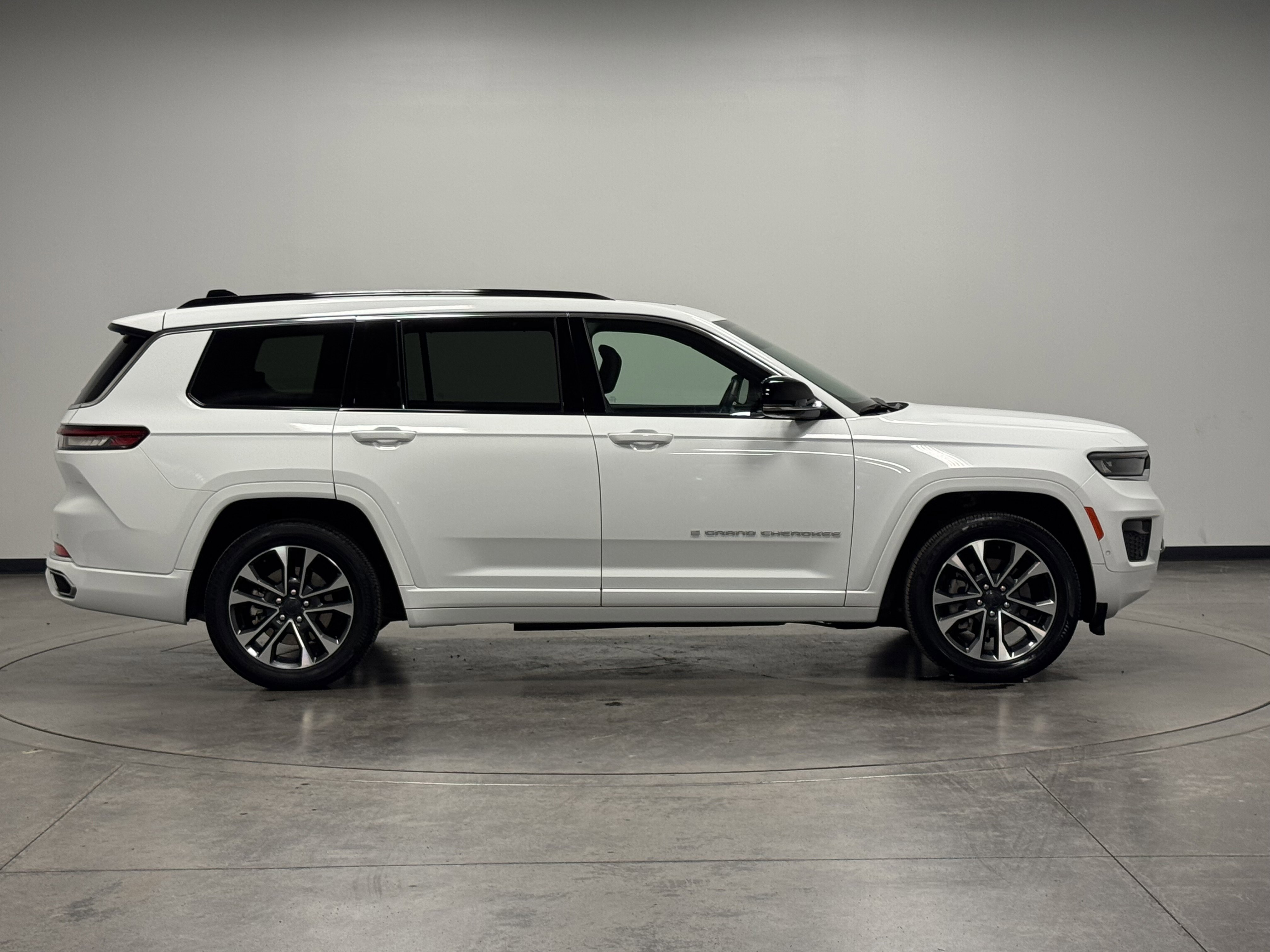 2024 Jeep Grand Cherokee Overland photo 4