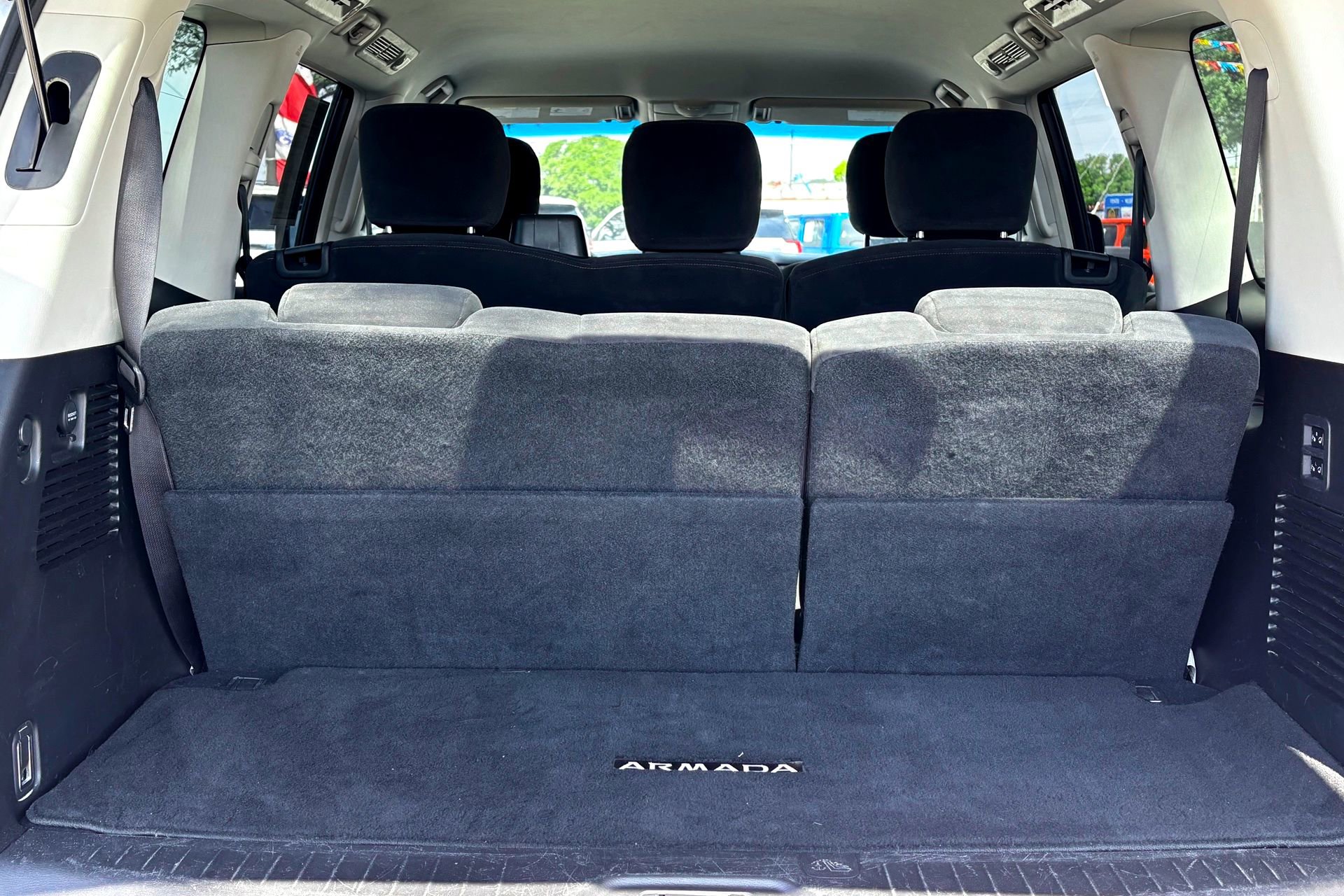 2017 Nissan Armada SV photo 26