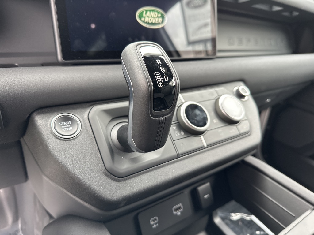 Used 2023 White Land Rover X-Dynamic SE image 12