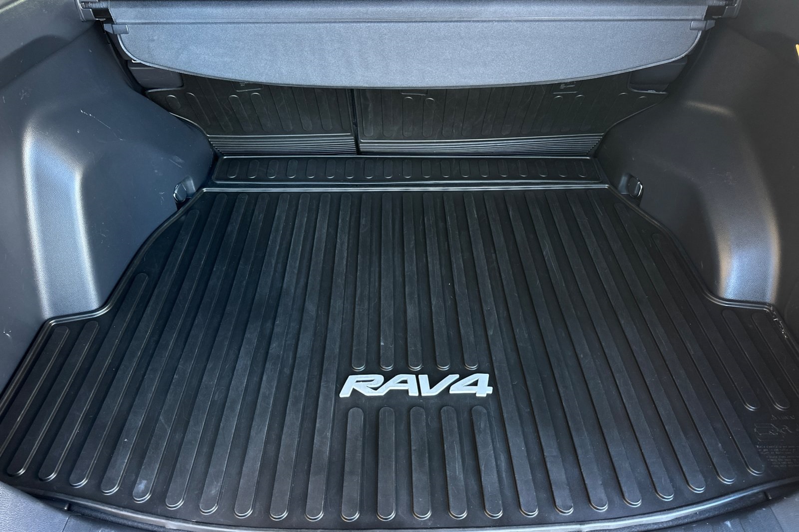 2020 Toyota RAV4 XLE Premium photo 13