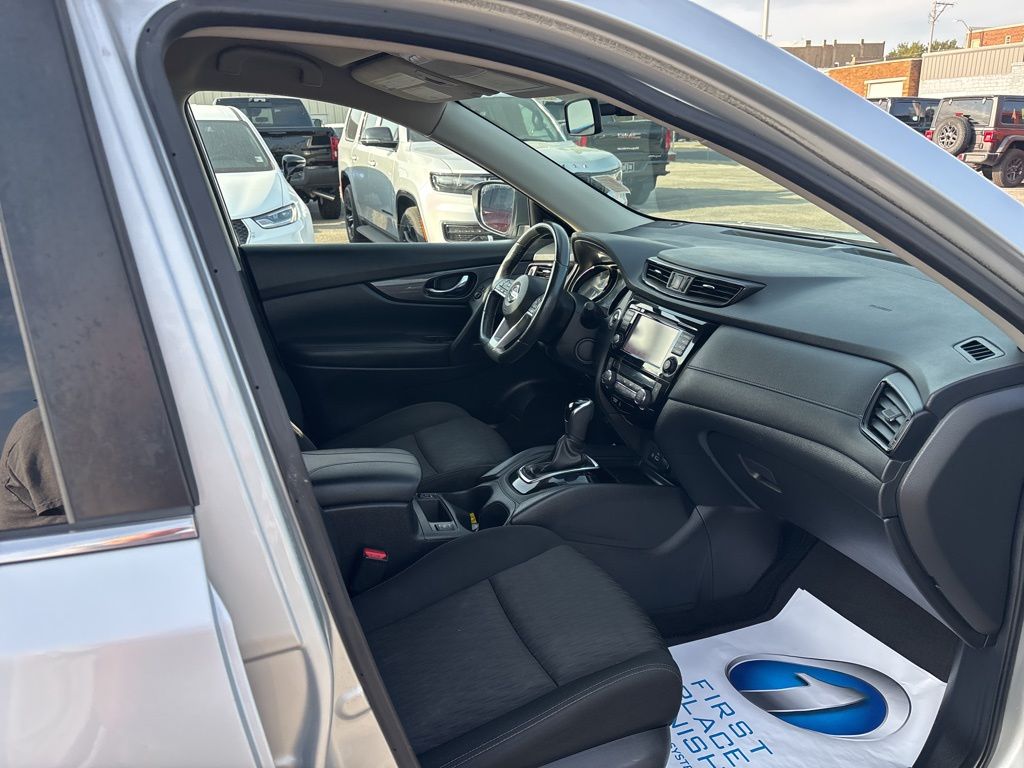 2018 Nissan Rogue SV photo 28