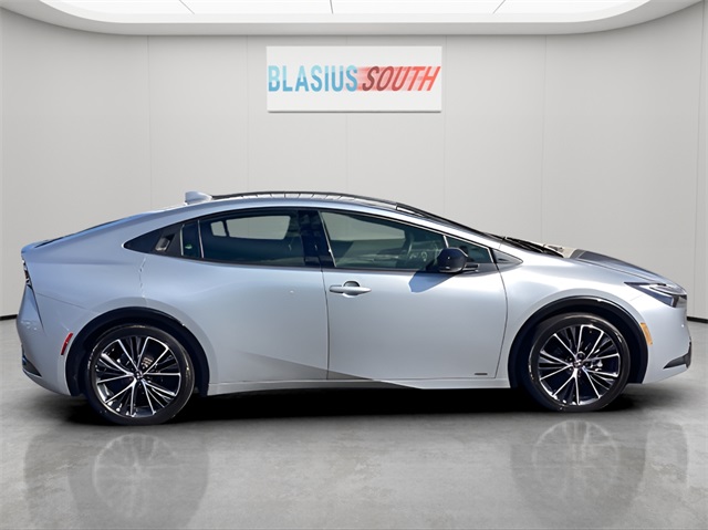 2023 Toyota Prius XLE photo 2