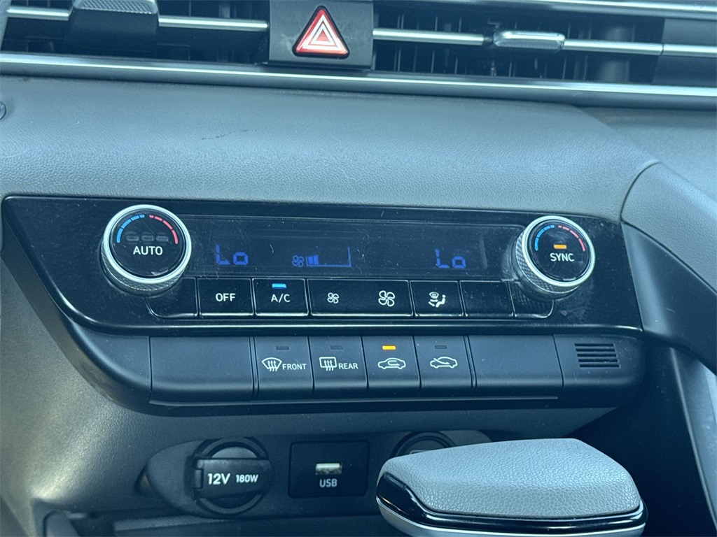 2022 Hyundai Elantra SEL photo 23