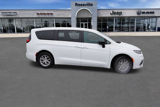 2026 Chrysler Pacifica photo 2