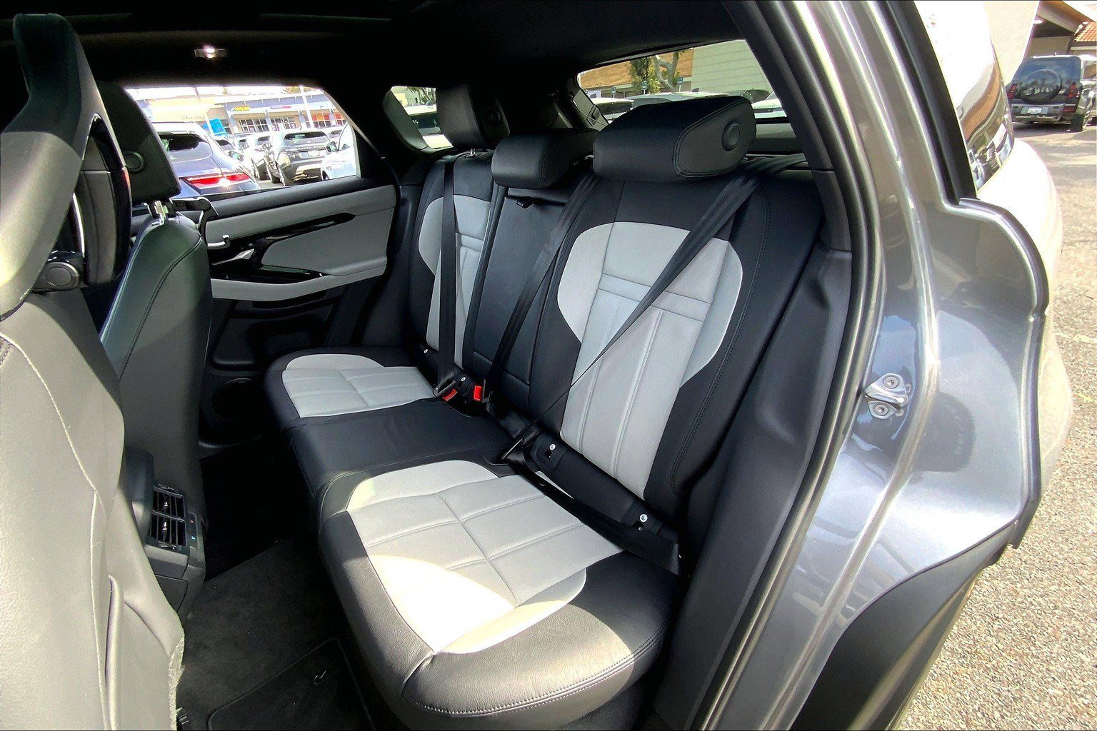 2026 Land Rover Range Rover Evoque Dynamic SE photo 9