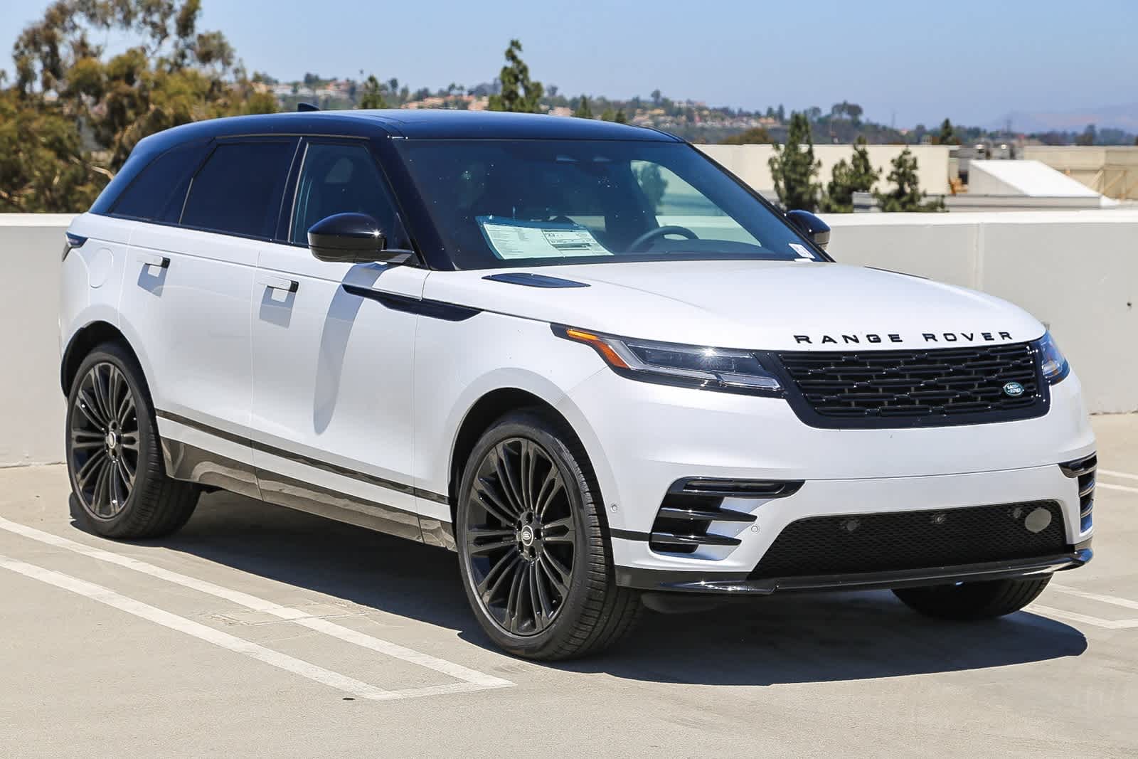 2026 Land Rover Range Rover Velar SE photo 3
