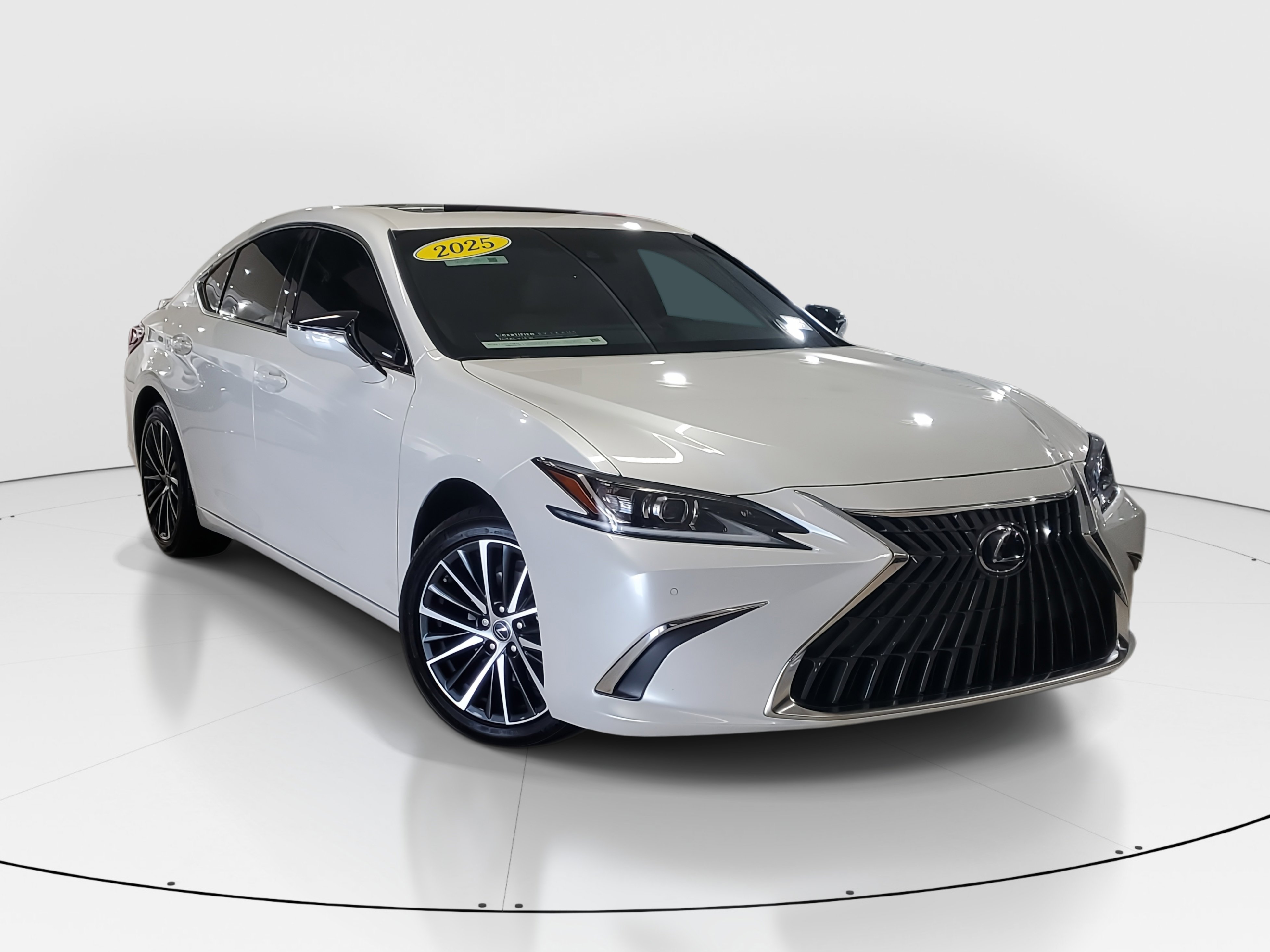 2025 Lexus ES 300h photo 2