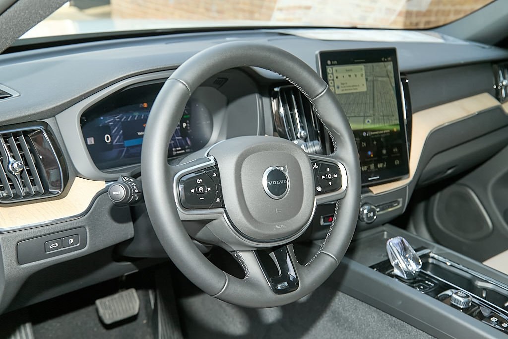2026 VOLVO XC60 - Image 13