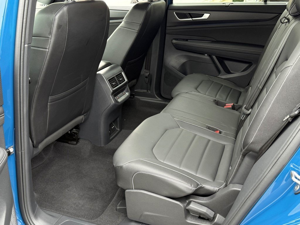 2025 Volkswagen Atlas Cross Sport SEL R-Line photo 4