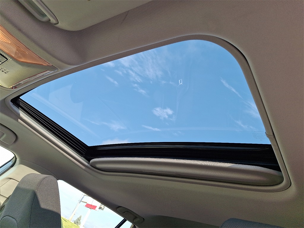 2019 Toyota RAV4 Hybrid XLE photo 19