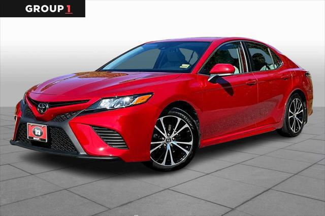 2020 Toyota Camry SE's photo