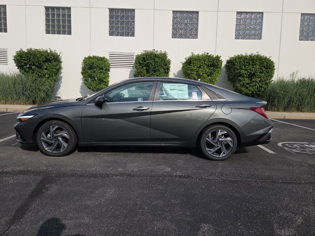 2025 Hyundai Elantra Limited photo 3