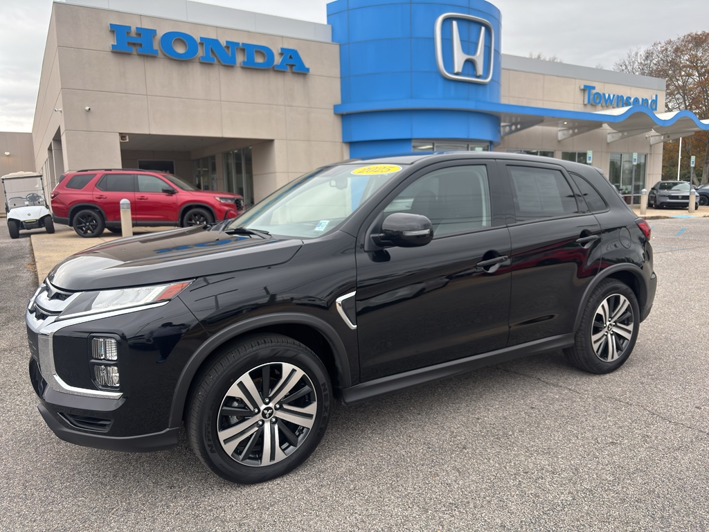 2025 Mitsubishi Outlander Sport SE's photo