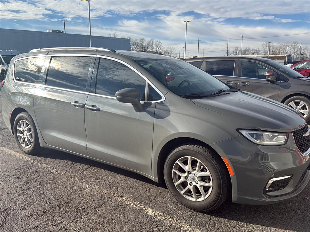2021 Chrysler Pacifica Touring L photo 2