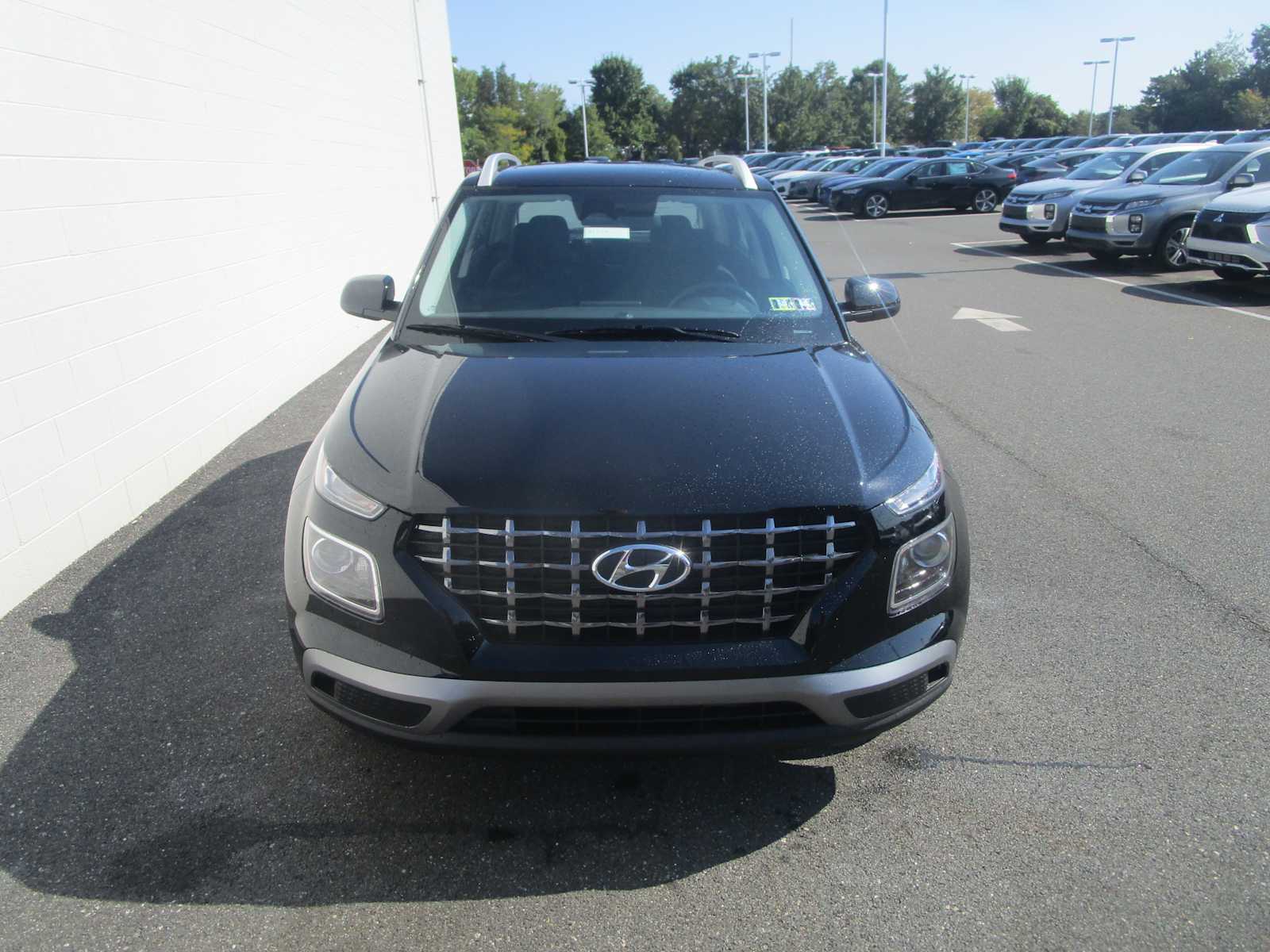 2025 Hyundai Venue SEL photo 2