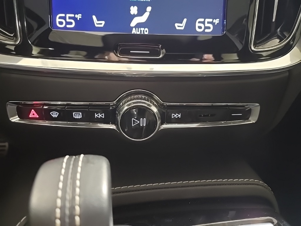 2022 Volvo S60 Recharge T8 Black Edition R-Design photo 15