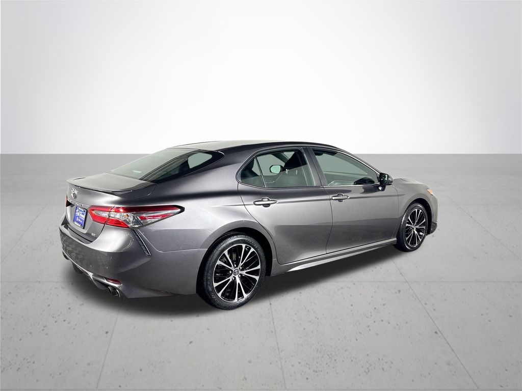 2018 Toyota Camry SE photo 6