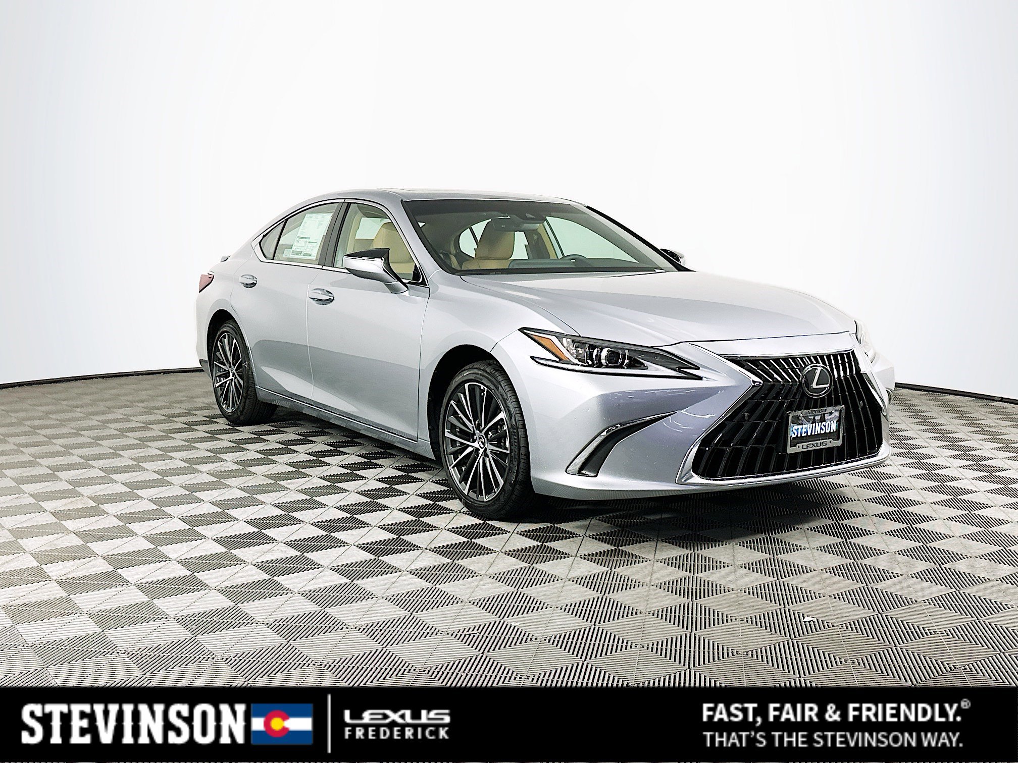 2025 Lexus ES Hybrid 300h's photo