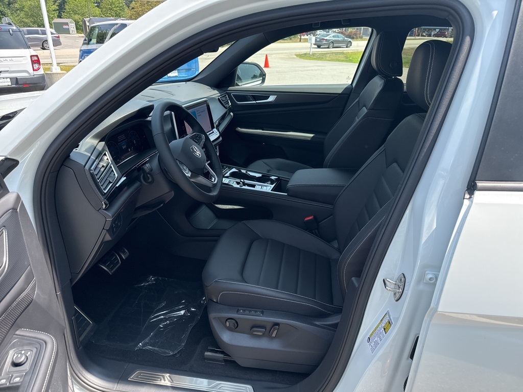 2025 Volkswagen Atlas Cross Sport SEL R-Line photo 10