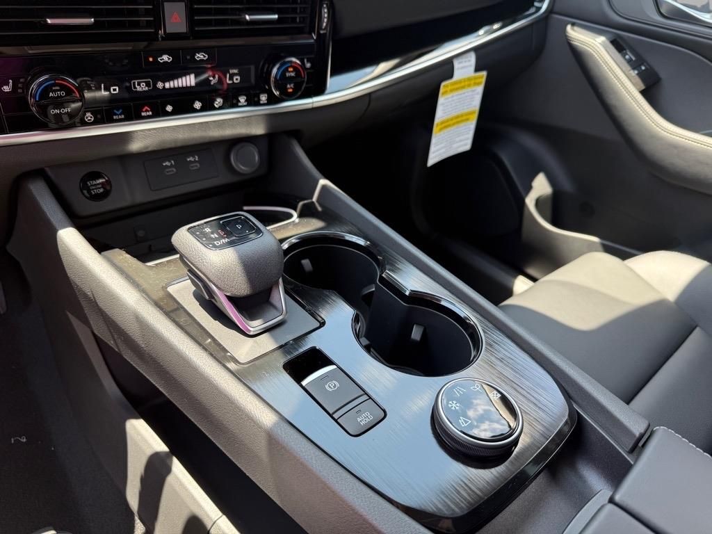 2025 Nissan Rogue SL photo 9