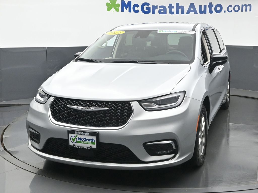 2024 Chrysler Pacifica Touring L photo 4