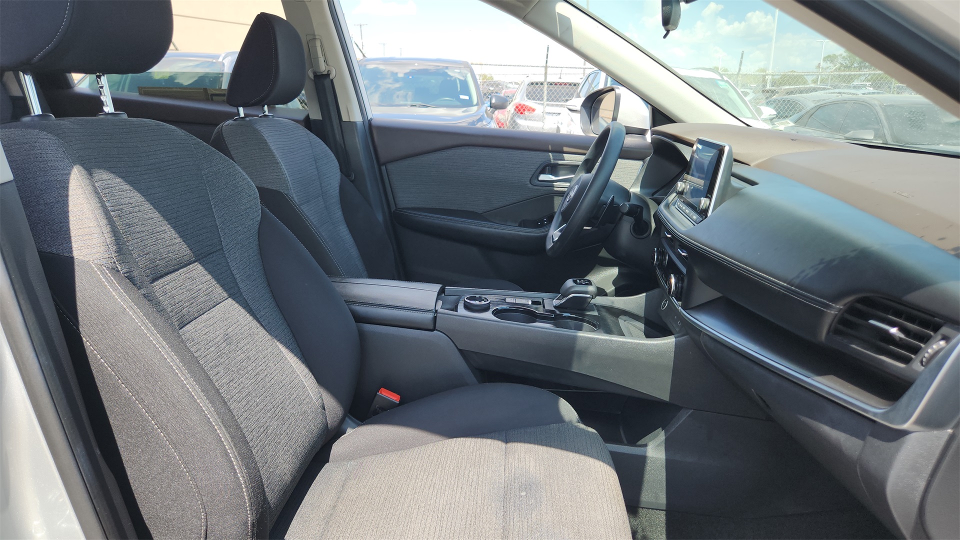 2023 Nissan Rogue SV photo 17