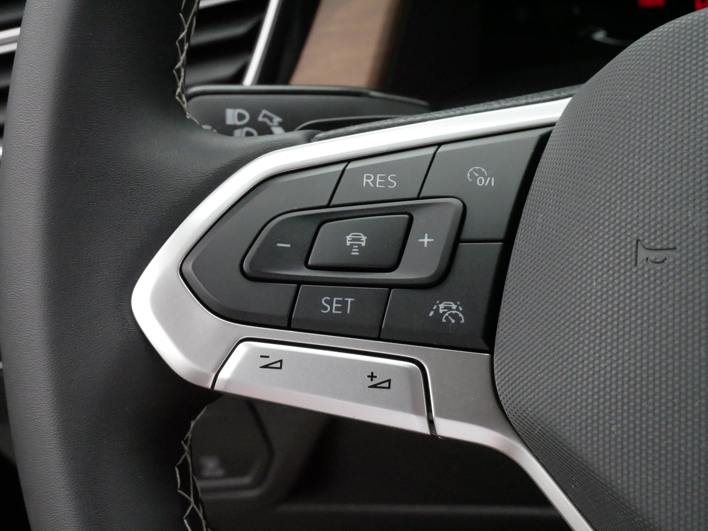 2024 Volkswagen Atlas SE Technology photo 23