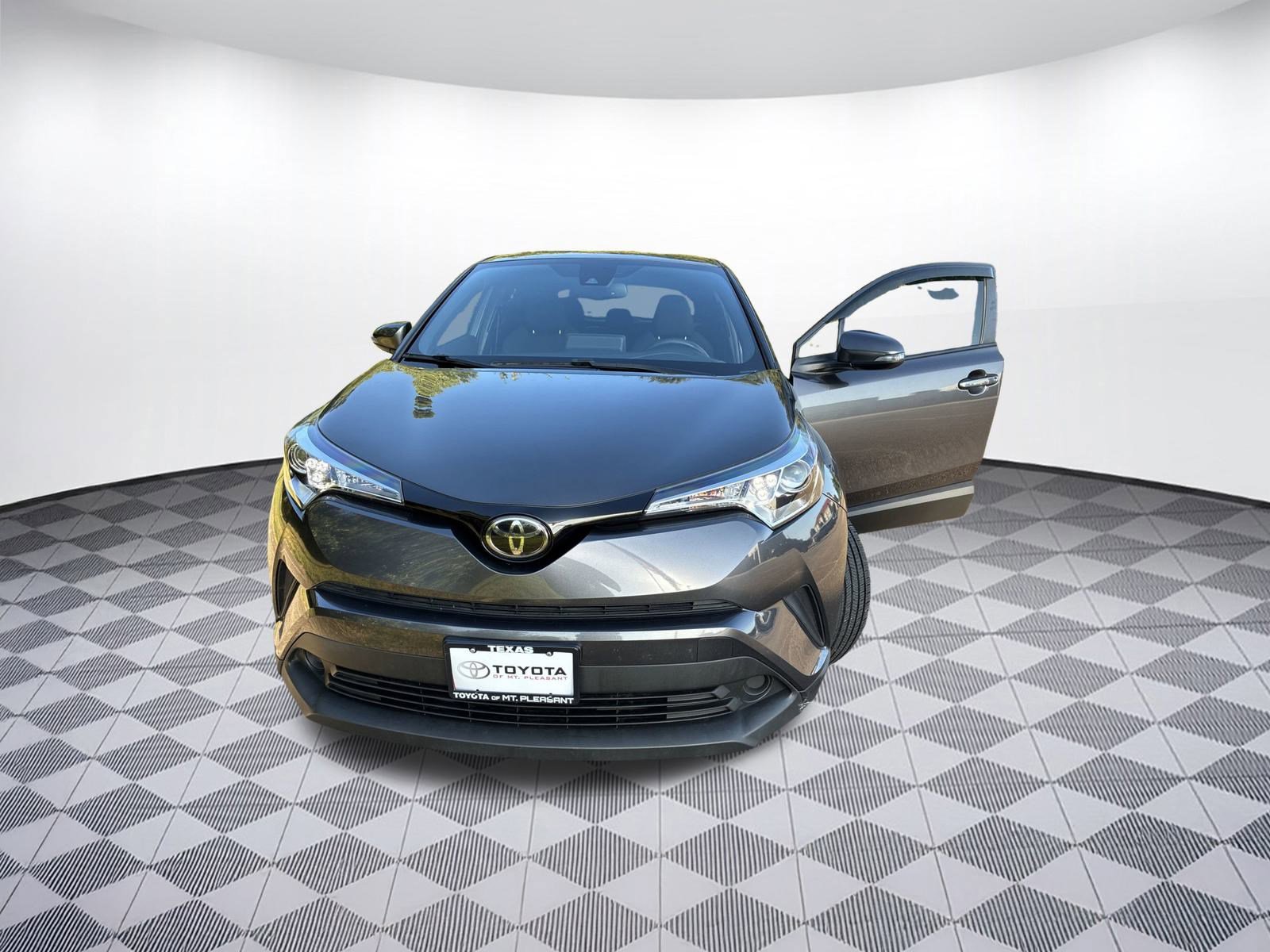 2019 Toyota C-HR XLE photo 5